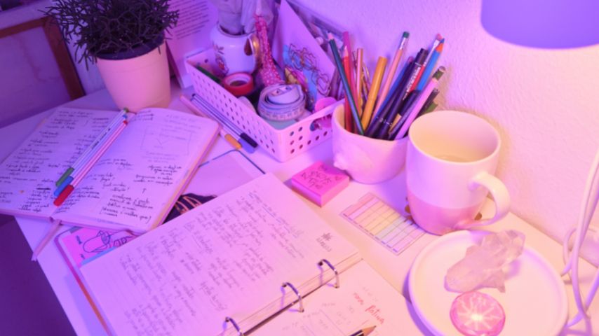 ładne notatki do nauki na oświetlonym biurku.