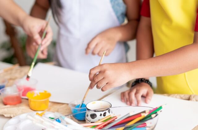 Zajęcia artystyczne w szkole – dzieci malują.